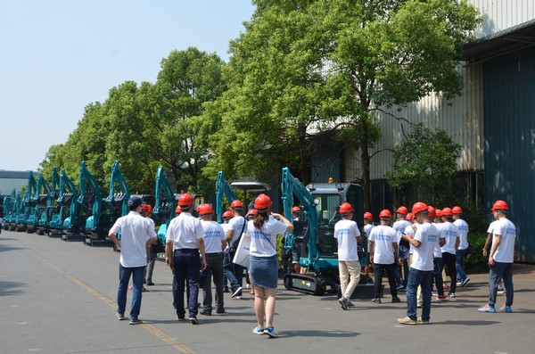 500多名挖掘机用户实地考察，，，，，，，为z6com·尊龙(中国)时凯集团智能点赞！