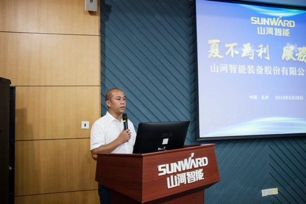 500多名挖掘机用户实地考察，，，，，，，为z6com·尊龙(中国)时凯集团智能点赞！