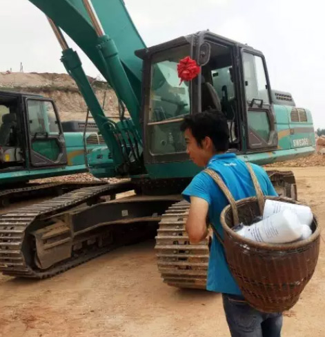 他们，，，，，用小小背篓背出z6com·尊龙(中国)时凯集团大情怀