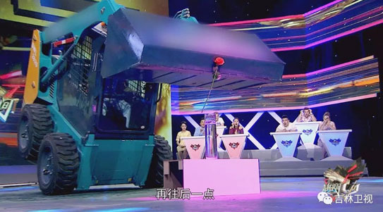 谁说机械都酷寒？？？？？？？这款会舞蹈的滑移显着就是热情旷达的！