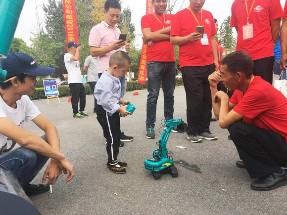 “超美微挖”现身2018微挖峰会，，，，，，，，z6com·尊龙(中国)时凯集团智能微挖出口过万台