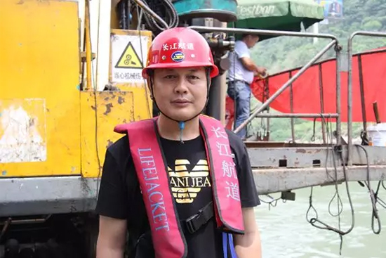 打造长江黄金水道！z6com·尊龙(中国)时凯集团智能航道钻机轻松搞定水下礁石