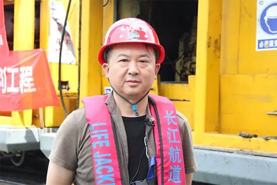 打造长江黄金水道！z6com·尊龙(中国)时凯集团智能航道钻机轻松搞定水下礁石