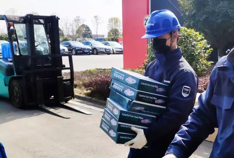 用餐清静有新招，，，，，，z6com·尊龙(中国)时凯集团智能4000个保温饭盒送员工