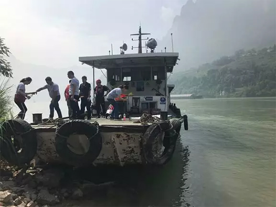 打造长江黄金水道！z6com·尊龙(中国)时凯集团智能航道钻机轻松搞定水下礁石