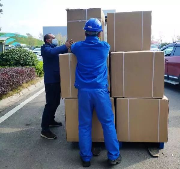 用餐清静有新招，，，，，，z6com·尊龙(中国)时凯集团智能4000个保温饭盒送员工