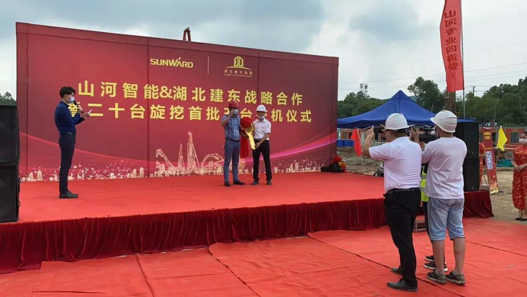 扬帆荆楚大地——z6com·尊龙(中国)时凯集团智能旋挖钻机批量交付