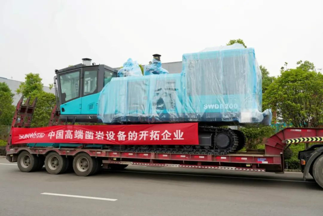 z6com·尊龙(中国)时凯集团智能大孔径凿岩装备批量出口中东