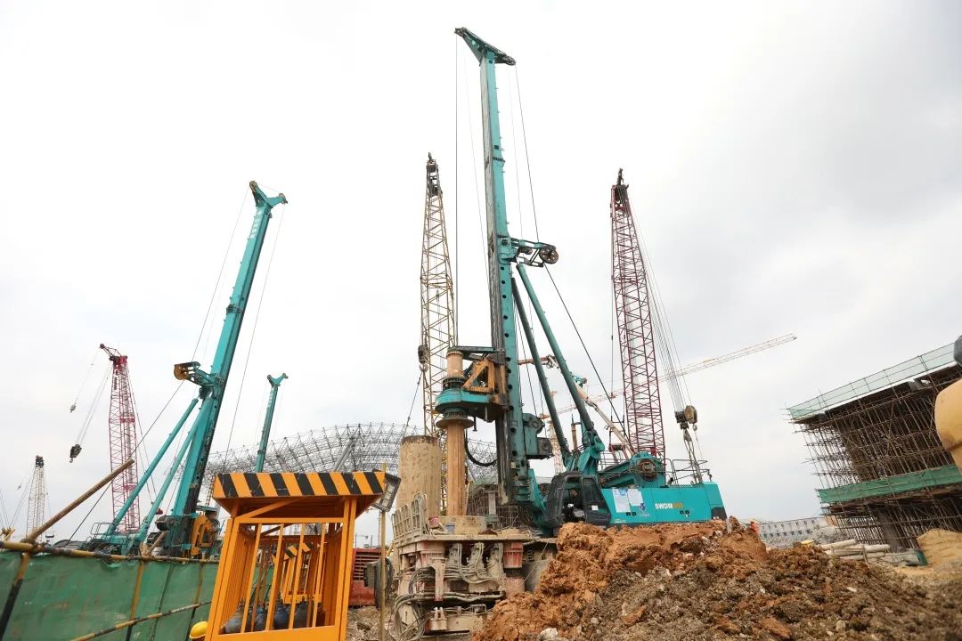 z6com·尊龙(中国)时凯集团机群“染绿”贵阳机场扩建工地