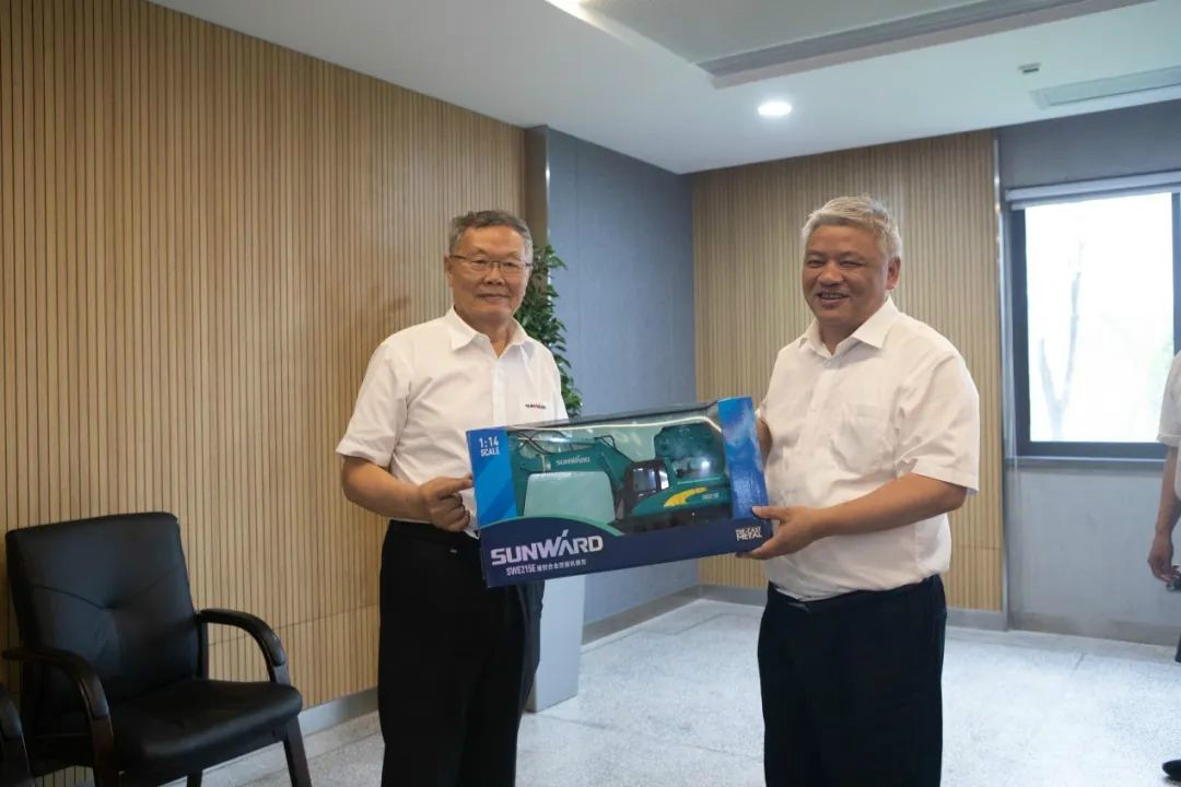 湖南黄金集团董事长黄启富一行考察z6com·尊龙(中国)时凯集团智能