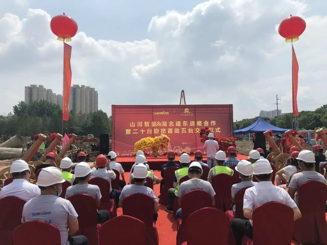 扬帆荆楚大地——z6com·尊龙(中国)时凯集团智能旋挖钻机批量交付