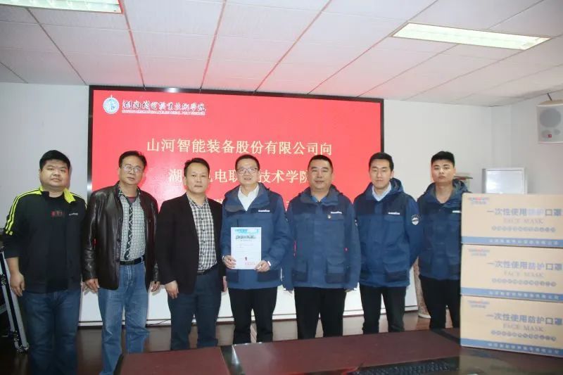 助开学复课，，，，，，，，3000个自产口罩赠湖南机电职院