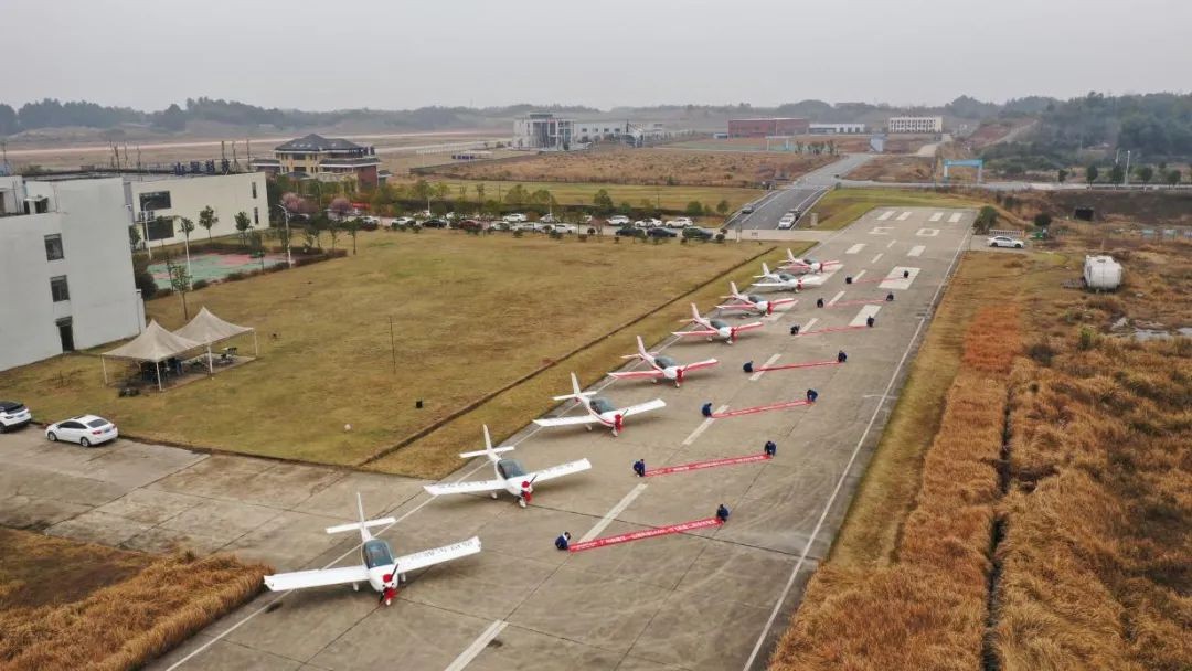 牛年开新局，，，，，，，z6com·尊龙(中国)时凯集团航空8架SA60L飞机集中下线、交付