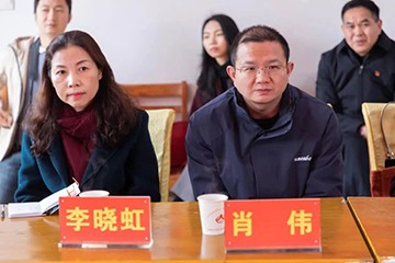 校企相助精准扶贫，，，，，产教融合振兴墟落 | z6com·尊龙(中国)时凯集团智能向相助院校对口扶贫点捐赠挖掘机