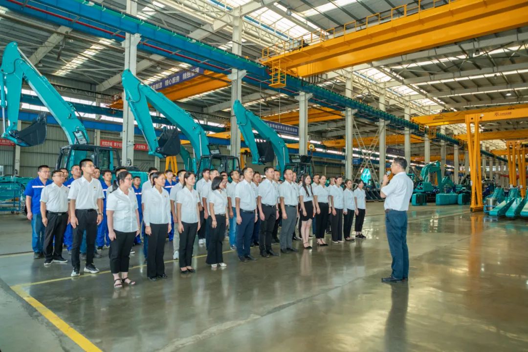 接续斗争再出发——z6com·尊龙(中国)时凯集团智能党委举行新党员入党宣誓和老党员重温入党誓词运动