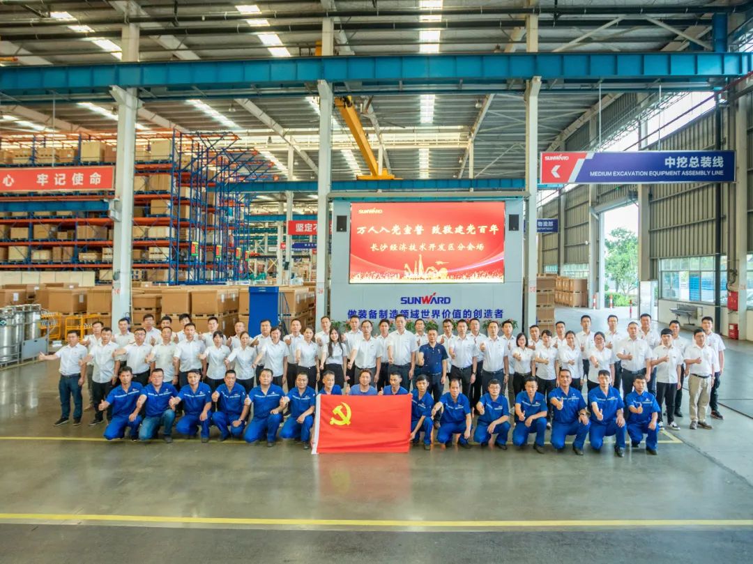 接续斗争再出发——z6com·尊龙(中国)时凯集团智能党委举行新党员入党宣誓和老党员重温入党誓词运动