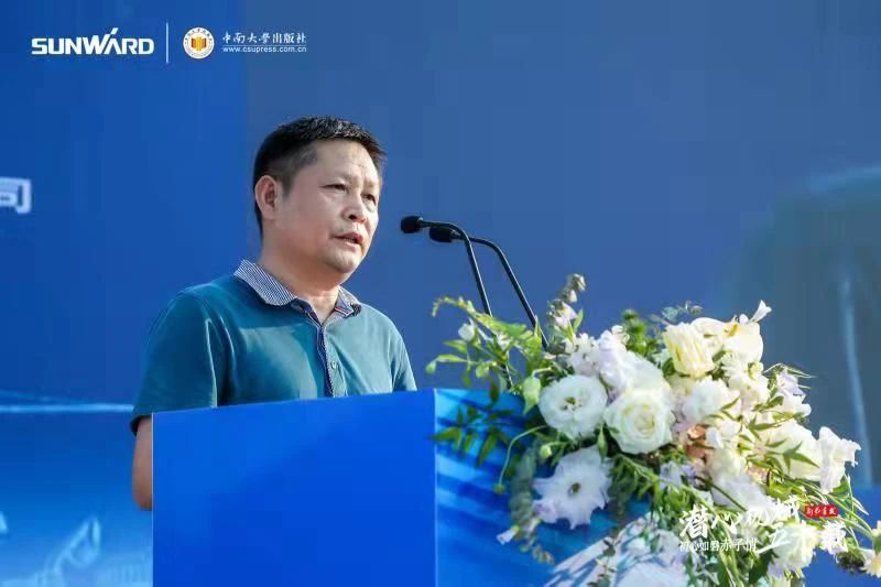 《何清华潜心机械五十年》新书宣布，，，，，，背后尚有这些故事